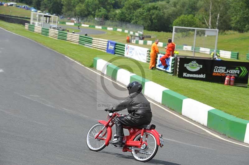 Mallory park Leicestershire;Mallory park photographs;Motorcycle action photographs;classic bikes;event digital images;eventdigitalimages;mallory park;no limits trackday;peter wileman photography;vintage bikes;vintage motorcycles;vmcc festival 1000 bikes