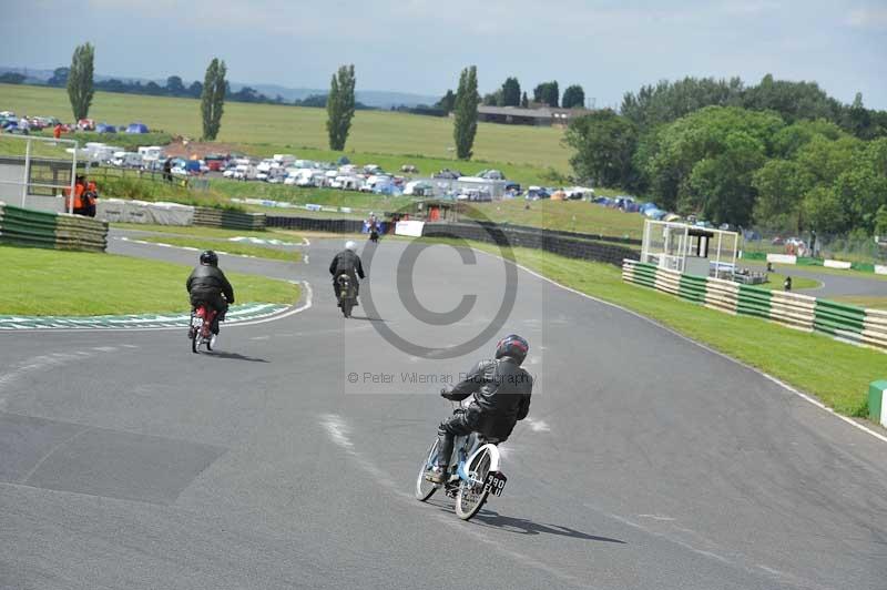 Mallory park Leicestershire;Mallory park photographs;Motorcycle action photographs;classic bikes;event digital images;eventdigitalimages;mallory park;no limits trackday;peter wileman photography;vintage bikes;vintage motorcycles;vmcc festival 1000 bikes