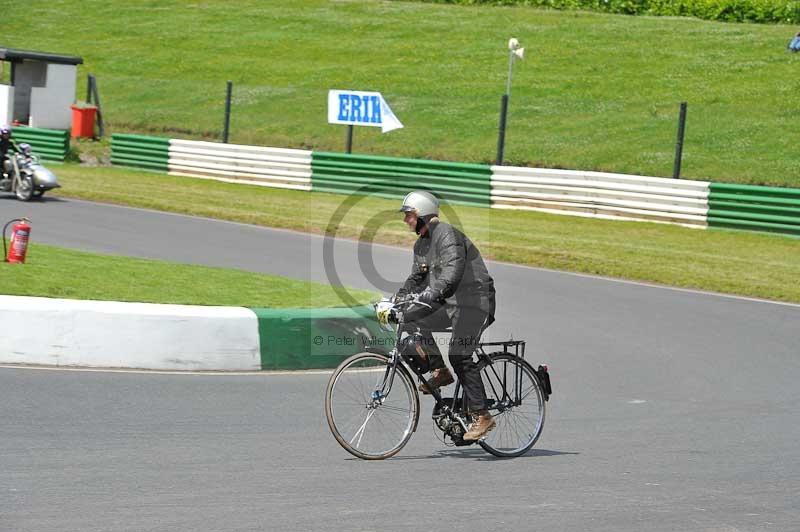 Mallory park Leicestershire;Mallory park photographs;Motorcycle action photographs;classic bikes;event digital images;eventdigitalimages;mallory park;no limits trackday;peter wileman photography;vintage bikes;vintage motorcycles;vmcc festival 1000 bikes