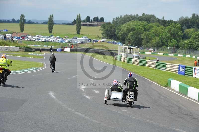 Mallory park Leicestershire;Mallory park photographs;Motorcycle action photographs;classic bikes;event digital images;eventdigitalimages;mallory park;no limits trackday;peter wileman photography;vintage bikes;vintage motorcycles;vmcc festival 1000 bikes