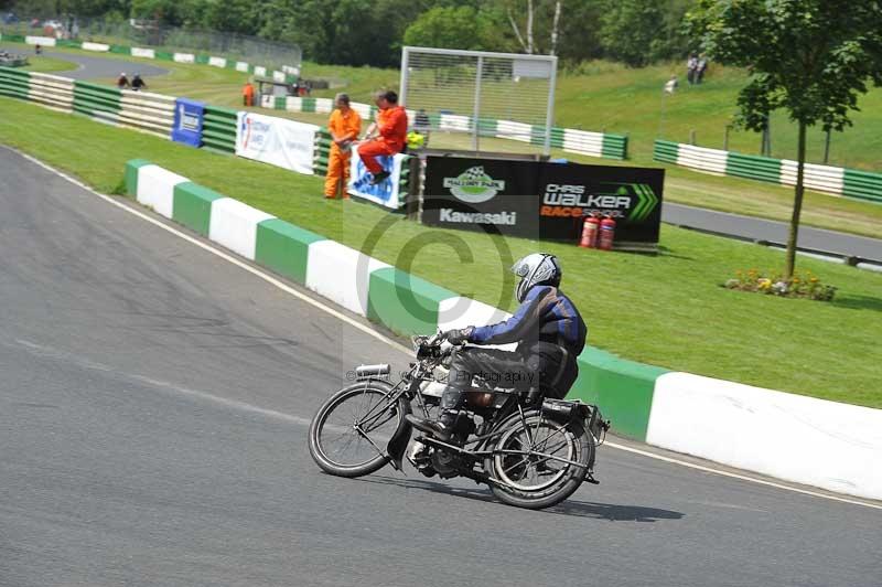 Mallory park Leicestershire;Mallory park photographs;Motorcycle action photographs;classic bikes;event digital images;eventdigitalimages;mallory park;no limits trackday;peter wileman photography;vintage bikes;vintage motorcycles;vmcc festival 1000 bikes