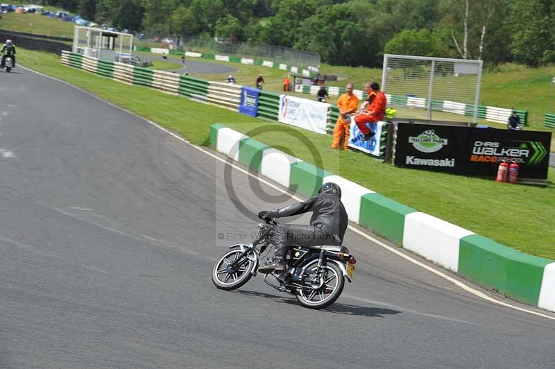 Mallory park Leicestershire;Mallory park photographs;Motorcycle action photographs;classic bikes;event digital images;eventdigitalimages;mallory park;no limits trackday;peter wileman photography;vintage bikes;vintage motorcycles;vmcc festival 1000 bikes