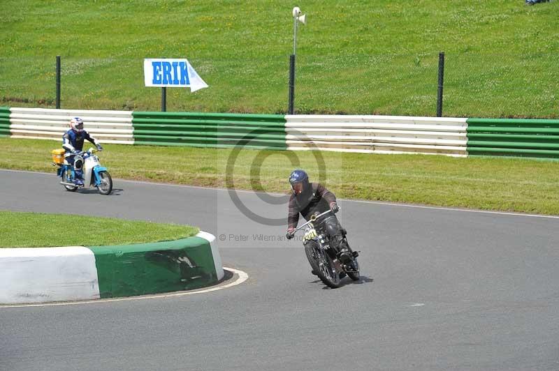 Mallory park Leicestershire;Mallory park photographs;Motorcycle action photographs;classic bikes;event digital images;eventdigitalimages;mallory park;no limits trackday;peter wileman photography;vintage bikes;vintage motorcycles;vmcc festival 1000 bikes