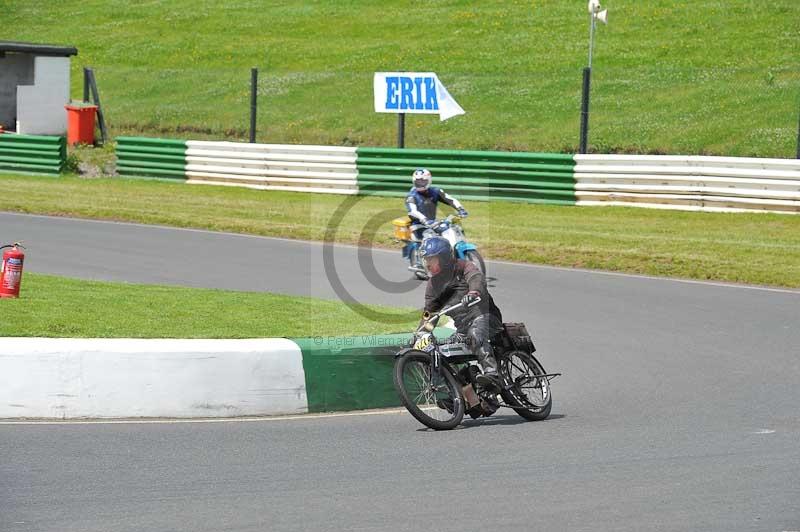 Mallory park Leicestershire;Mallory park photographs;Motorcycle action photographs;classic bikes;event digital images;eventdigitalimages;mallory park;no limits trackday;peter wileman photography;vintage bikes;vintage motorcycles;vmcc festival 1000 bikes