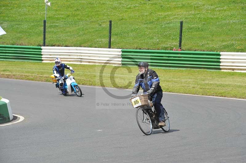 Mallory park Leicestershire;Mallory park photographs;Motorcycle action photographs;classic bikes;event digital images;eventdigitalimages;mallory park;no limits trackday;peter wileman photography;vintage bikes;vintage motorcycles;vmcc festival 1000 bikes