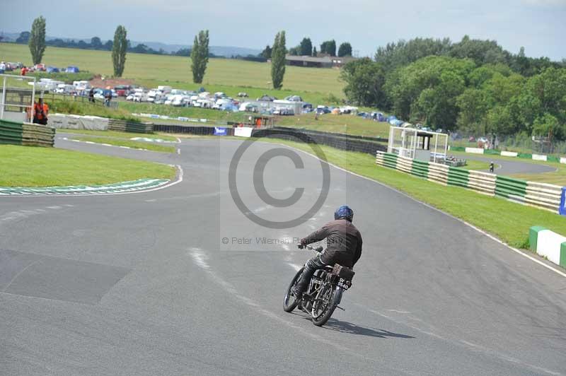 Mallory park Leicestershire;Mallory park photographs;Motorcycle action photographs;classic bikes;event digital images;eventdigitalimages;mallory park;no limits trackday;peter wileman photography;vintage bikes;vintage motorcycles;vmcc festival 1000 bikes