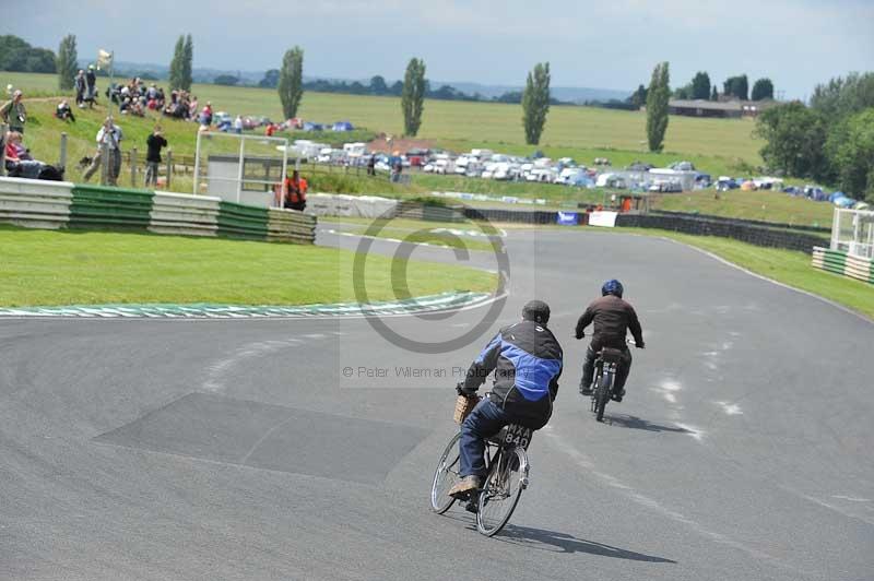 Mallory park Leicestershire;Mallory park photographs;Motorcycle action photographs;classic bikes;event digital images;eventdigitalimages;mallory park;no limits trackday;peter wileman photography;vintage bikes;vintage motorcycles;vmcc festival 1000 bikes