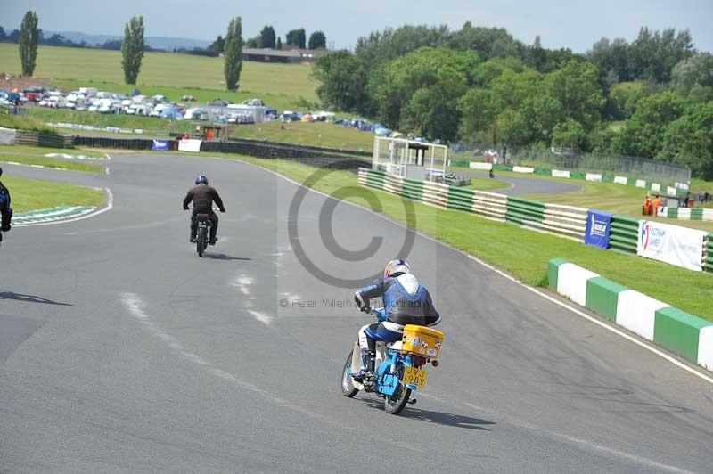 Mallory park Leicestershire;Mallory park photographs;Motorcycle action photographs;classic bikes;event digital images;eventdigitalimages;mallory park;no limits trackday;peter wileman photography;vintage bikes;vintage motorcycles;vmcc festival 1000 bikes