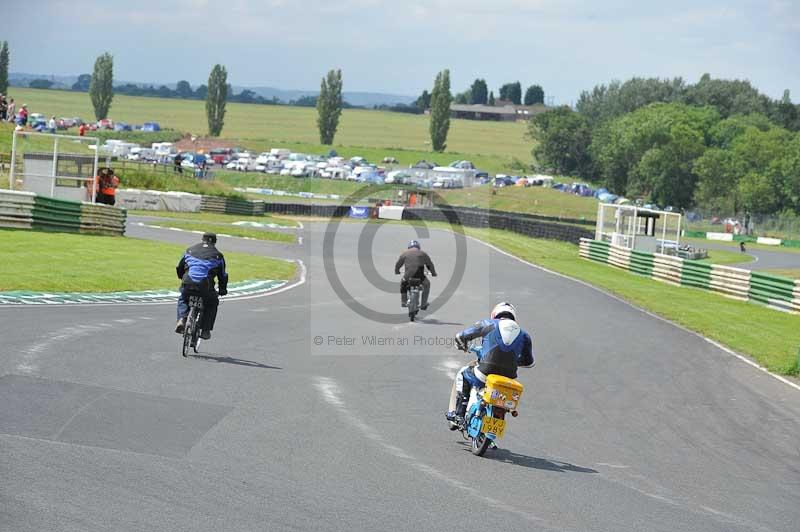 Mallory park Leicestershire;Mallory park photographs;Motorcycle action photographs;classic bikes;event digital images;eventdigitalimages;mallory park;no limits trackday;peter wileman photography;vintage bikes;vintage motorcycles;vmcc festival 1000 bikes