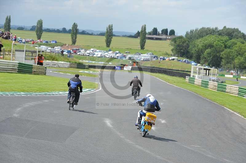 Mallory park Leicestershire;Mallory park photographs;Motorcycle action photographs;classic bikes;event digital images;eventdigitalimages;mallory park;no limits trackday;peter wileman photography;vintage bikes;vintage motorcycles;vmcc festival 1000 bikes