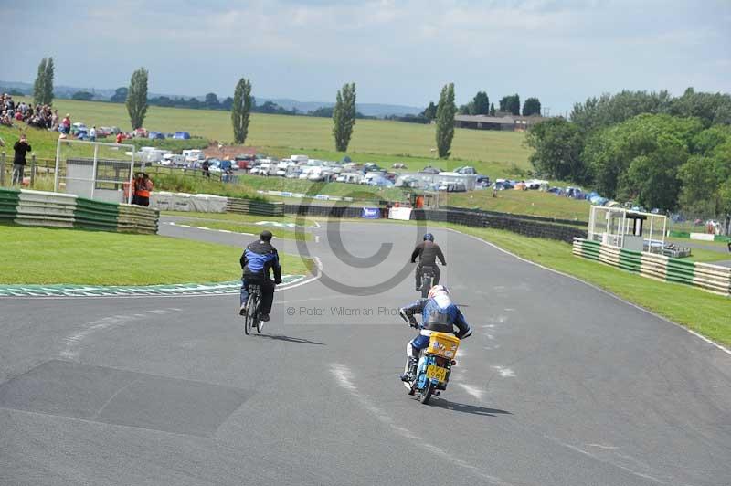 Mallory park Leicestershire;Mallory park photographs;Motorcycle action photographs;classic bikes;event digital images;eventdigitalimages;mallory park;no limits trackday;peter wileman photography;vintage bikes;vintage motorcycles;vmcc festival 1000 bikes