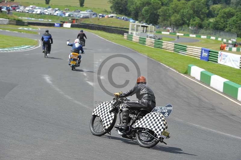 Mallory park Leicestershire;Mallory park photographs;Motorcycle action photographs;classic bikes;event digital images;eventdigitalimages;mallory park;no limits trackday;peter wileman photography;vintage bikes;vintage motorcycles;vmcc festival 1000 bikes