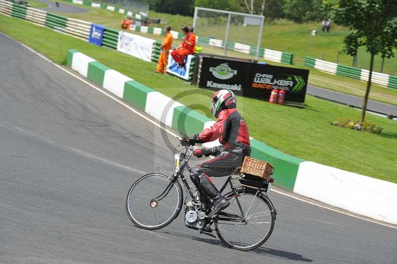 Mallory park Leicestershire;Mallory park photographs;Motorcycle action photographs;classic bikes;event digital images;eventdigitalimages;mallory park;no limits trackday;peter wileman photography;vintage bikes;vintage motorcycles;vmcc festival 1000 bikes