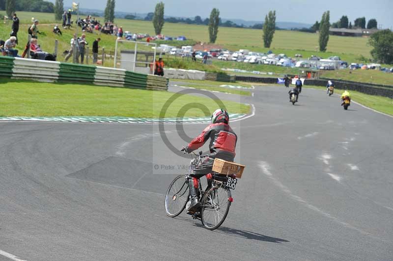 Mallory park Leicestershire;Mallory park photographs;Motorcycle action photographs;classic bikes;event digital images;eventdigitalimages;mallory park;no limits trackday;peter wileman photography;vintage bikes;vintage motorcycles;vmcc festival 1000 bikes