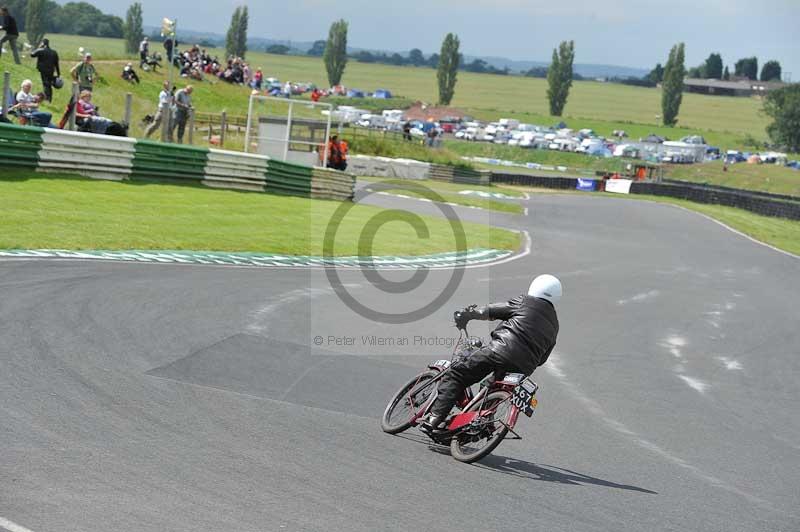 Mallory park Leicestershire;Mallory park photographs;Motorcycle action photographs;classic bikes;event digital images;eventdigitalimages;mallory park;no limits trackday;peter wileman photography;vintage bikes;vintage motorcycles;vmcc festival 1000 bikes