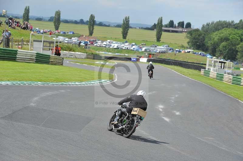 Mallory park Leicestershire;Mallory park photographs;Motorcycle action photographs;classic bikes;event digital images;eventdigitalimages;mallory park;no limits trackday;peter wileman photography;vintage bikes;vintage motorcycles;vmcc festival 1000 bikes