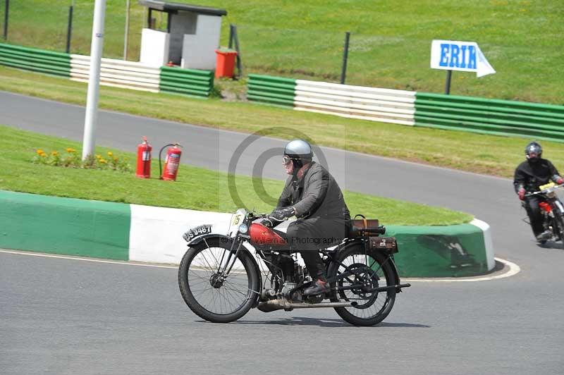 Mallory park Leicestershire;Mallory park photographs;Motorcycle action photographs;classic bikes;event digital images;eventdigitalimages;mallory park;no limits trackday;peter wileman photography;vintage bikes;vintage motorcycles;vmcc festival 1000 bikes