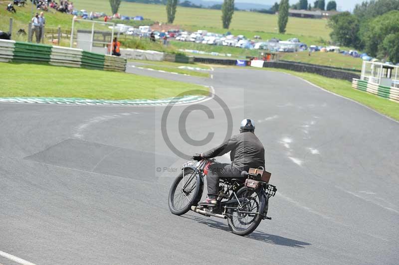 Mallory park Leicestershire;Mallory park photographs;Motorcycle action photographs;classic bikes;event digital images;eventdigitalimages;mallory park;no limits trackday;peter wileman photography;vintage bikes;vintage motorcycles;vmcc festival 1000 bikes