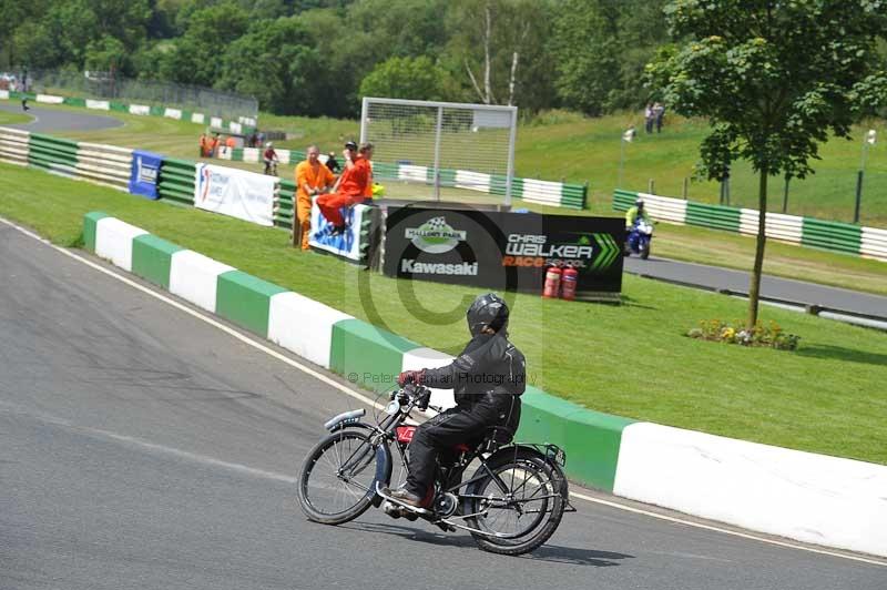 Mallory park Leicestershire;Mallory park photographs;Motorcycle action photographs;classic bikes;event digital images;eventdigitalimages;mallory park;no limits trackday;peter wileman photography;vintage bikes;vintage motorcycles;vmcc festival 1000 bikes