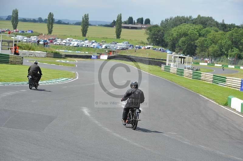 Mallory park Leicestershire;Mallory park photographs;Motorcycle action photographs;classic bikes;event digital images;eventdigitalimages;mallory park;no limits trackday;peter wileman photography;vintage bikes;vintage motorcycles;vmcc festival 1000 bikes