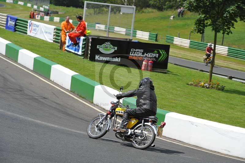 Mallory park Leicestershire;Mallory park photographs;Motorcycle action photographs;classic bikes;event digital images;eventdigitalimages;mallory park;no limits trackday;peter wileman photography;vintage bikes;vintage motorcycles;vmcc festival 1000 bikes