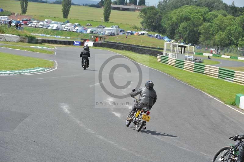 Mallory park Leicestershire;Mallory park photographs;Motorcycle action photographs;classic bikes;event digital images;eventdigitalimages;mallory park;no limits trackday;peter wileman photography;vintage bikes;vintage motorcycles;vmcc festival 1000 bikes