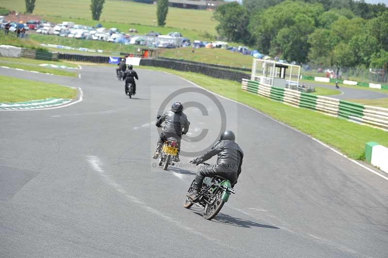 Mallory park Leicestershire;Mallory park photographs;Motorcycle action photographs;classic bikes;event digital images;eventdigitalimages;mallory park;no limits trackday;peter wileman photography;vintage bikes;vintage motorcycles;vmcc festival 1000 bikes