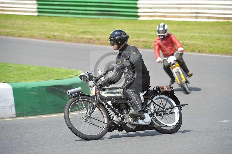 Mallory park Leicestershire;Mallory park photographs;Motorcycle action photographs;classic bikes;event digital images;eventdigitalimages;mallory park;no limits trackday;peter wileman photography;vintage bikes;vintage motorcycles;vmcc festival 1000 bikes