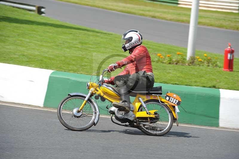 Mallory park Leicestershire;Mallory park photographs;Motorcycle action photographs;classic bikes;event digital images;eventdigitalimages;mallory park;no limits trackday;peter wileman photography;vintage bikes;vintage motorcycles;vmcc festival 1000 bikes