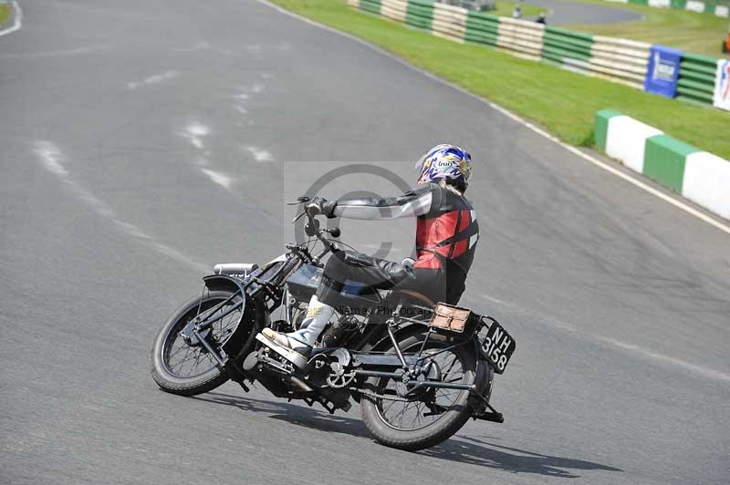 Mallory park Leicestershire;Mallory park photographs;Motorcycle action photographs;classic bikes;event digital images;eventdigitalimages;mallory park;no limits trackday;peter wileman photography;vintage bikes;vintage motorcycles;vmcc festival 1000 bikes