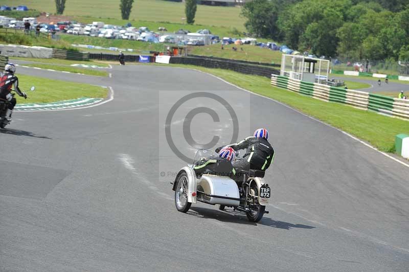 Mallory park Leicestershire;Mallory park photographs;Motorcycle action photographs;classic bikes;event digital images;eventdigitalimages;mallory park;no limits trackday;peter wileman photography;vintage bikes;vintage motorcycles;vmcc festival 1000 bikes