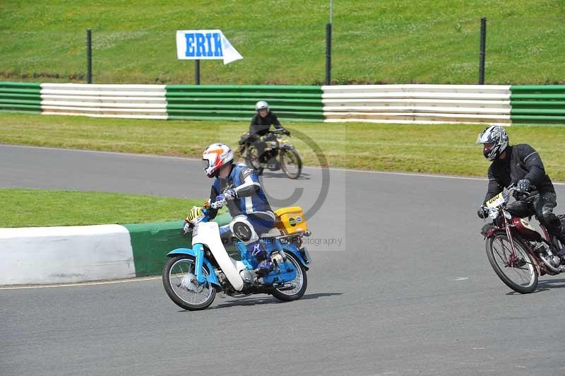 Mallory park Leicestershire;Mallory park photographs;Motorcycle action photographs;classic bikes;event digital images;eventdigitalimages;mallory park;no limits trackday;peter wileman photography;vintage bikes;vintage motorcycles;vmcc festival 1000 bikes