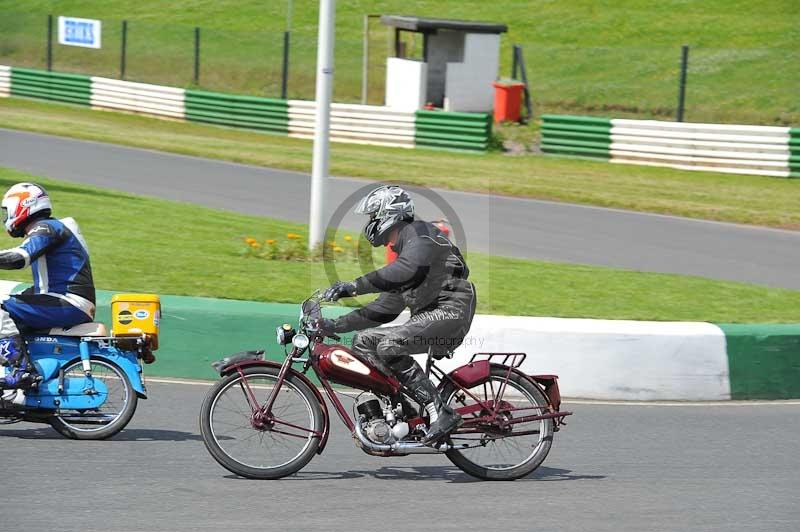 Mallory park Leicestershire;Mallory park photographs;Motorcycle action photographs;classic bikes;event digital images;eventdigitalimages;mallory park;no limits trackday;peter wileman photography;vintage bikes;vintage motorcycles;vmcc festival 1000 bikes