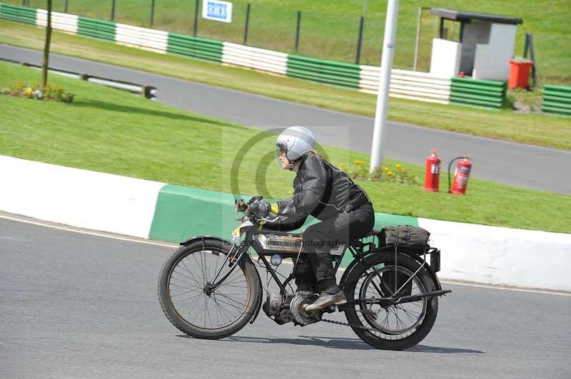 Mallory park Leicestershire;Mallory park photographs;Motorcycle action photographs;classic bikes;event digital images;eventdigitalimages;mallory park;no limits trackday;peter wileman photography;vintage bikes;vintage motorcycles;vmcc festival 1000 bikes