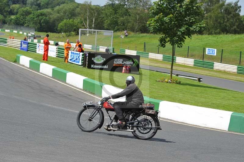 Mallory park Leicestershire;Mallory park photographs;Motorcycle action photographs;classic bikes;event digital images;eventdigitalimages;mallory park;no limits trackday;peter wileman photography;vintage bikes;vintage motorcycles;vmcc festival 1000 bikes