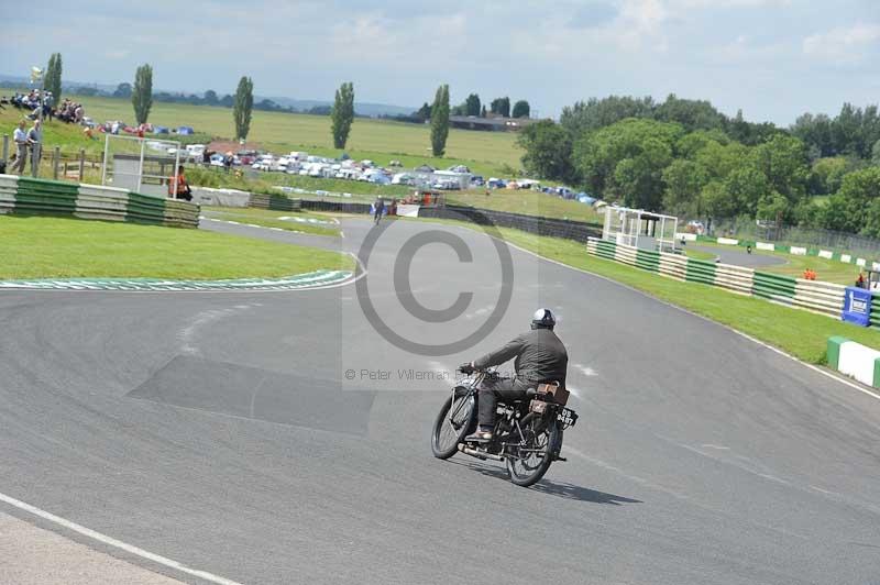 Mallory park Leicestershire;Mallory park photographs;Motorcycle action photographs;classic bikes;event digital images;eventdigitalimages;mallory park;no limits trackday;peter wileman photography;vintage bikes;vintage motorcycles;vmcc festival 1000 bikes