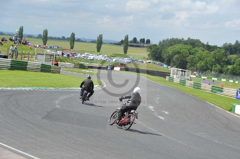 Mallory park Leicestershire;Mallory park photographs;Motorcycle action photographs;classic bikes;event digital images;eventdigitalimages;mallory park;no limits trackday;peter wileman photography;vintage bikes;vintage motorcycles;vmcc festival 1000 bikes