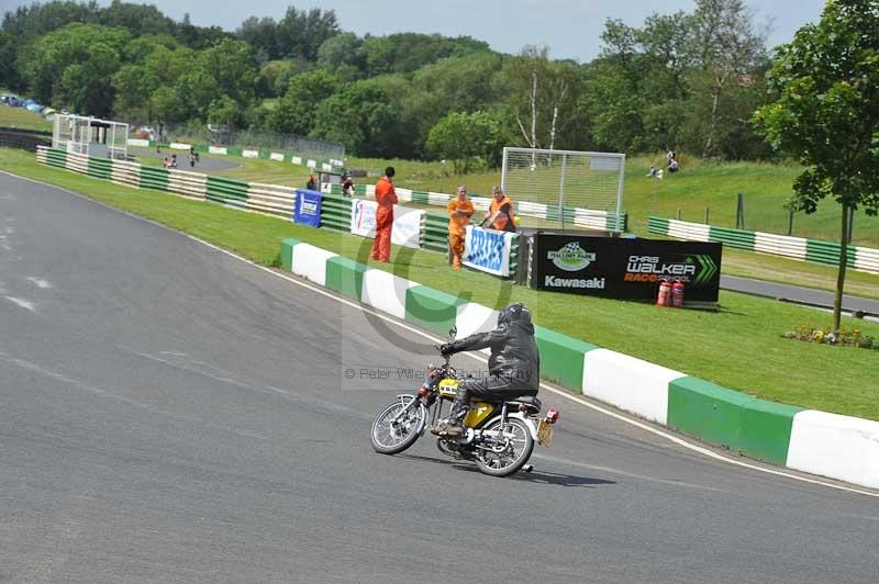 Mallory park Leicestershire;Mallory park photographs;Motorcycle action photographs;classic bikes;event digital images;eventdigitalimages;mallory park;no limits trackday;peter wileman photography;vintage bikes;vintage motorcycles;vmcc festival 1000 bikes