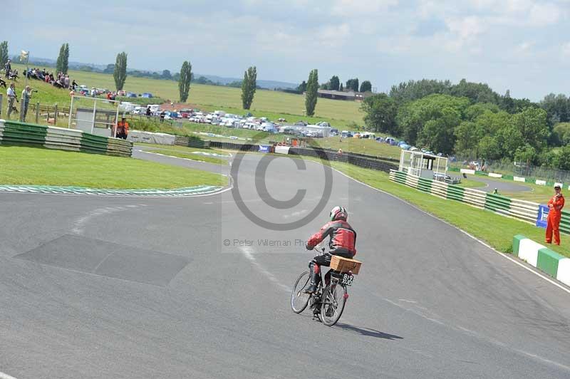 Mallory park Leicestershire;Mallory park photographs;Motorcycle action photographs;classic bikes;event digital images;eventdigitalimages;mallory park;no limits trackday;peter wileman photography;vintage bikes;vintage motorcycles;vmcc festival 1000 bikes