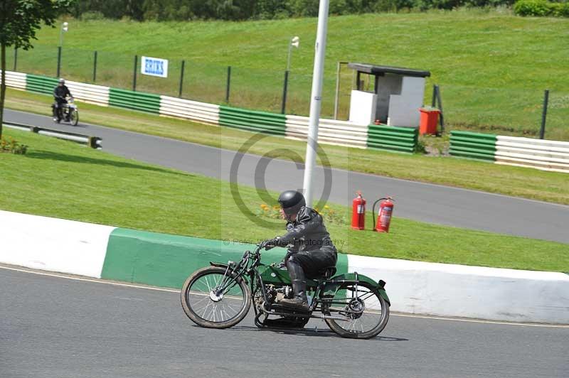 Mallory park Leicestershire;Mallory park photographs;Motorcycle action photographs;classic bikes;event digital images;eventdigitalimages;mallory park;no limits trackday;peter wileman photography;vintage bikes;vintage motorcycles;vmcc festival 1000 bikes