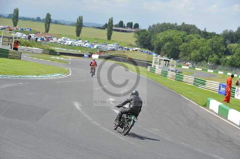 Mallory park Leicestershire;Mallory park photographs;Motorcycle action photographs;classic bikes;event digital images;eventdigitalimages;mallory park;no limits trackday;peter wileman photography;vintage bikes;vintage motorcycles;vmcc festival 1000 bikes