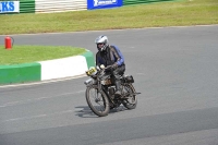 Mallory-park-Leicestershire;Mallory-park-photographs;Motorcycle-action-photographs;classic-bikes;event-digital-images;eventdigitalimages;mallory-park;no-limits-trackday;peter-wileman-photography;vintage-bikes;vintage-motorcycles;vmcc-festival-1000-bikes