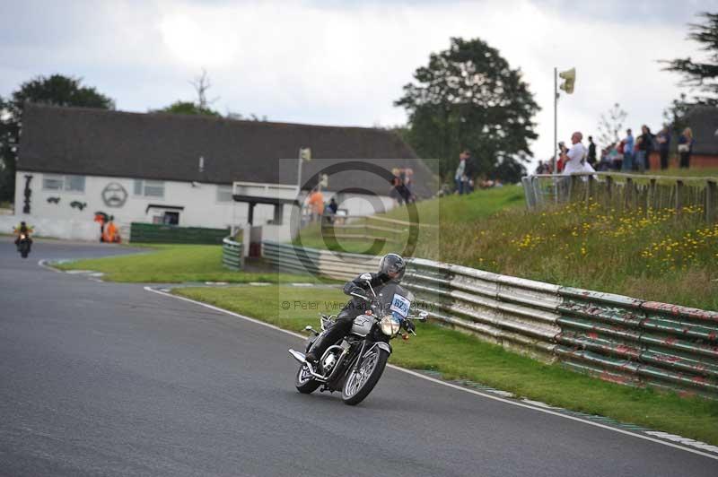 Mallory park Leicestershire;Mallory park photographs;Motorcycle action photographs;classic bikes;event digital images;eventdigitalimages;mallory park;no limits trackday;peter wileman photography;vintage bikes;vintage motorcycles;vmcc festival 1000 bikes