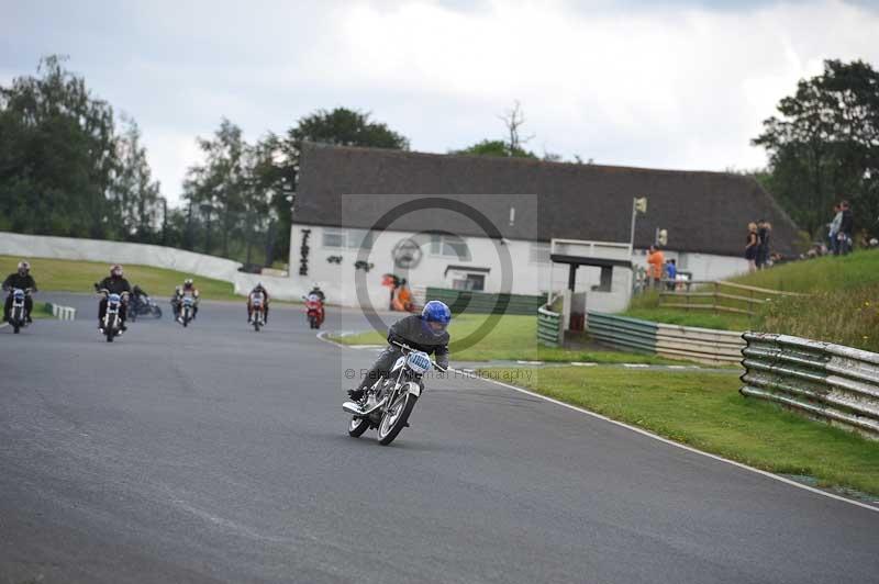 Mallory park Leicestershire;Mallory park photographs;Motorcycle action photographs;classic bikes;event digital images;eventdigitalimages;mallory park;no limits trackday;peter wileman photography;vintage bikes;vintage motorcycles;vmcc festival 1000 bikes