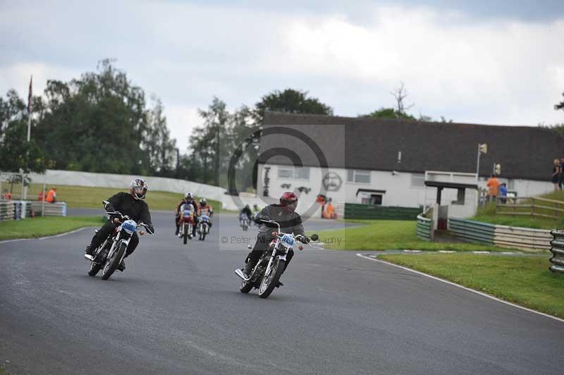 Mallory park Leicestershire;Mallory park photographs;Motorcycle action photographs;classic bikes;event digital images;eventdigitalimages;mallory park;no limits trackday;peter wileman photography;vintage bikes;vintage motorcycles;vmcc festival 1000 bikes