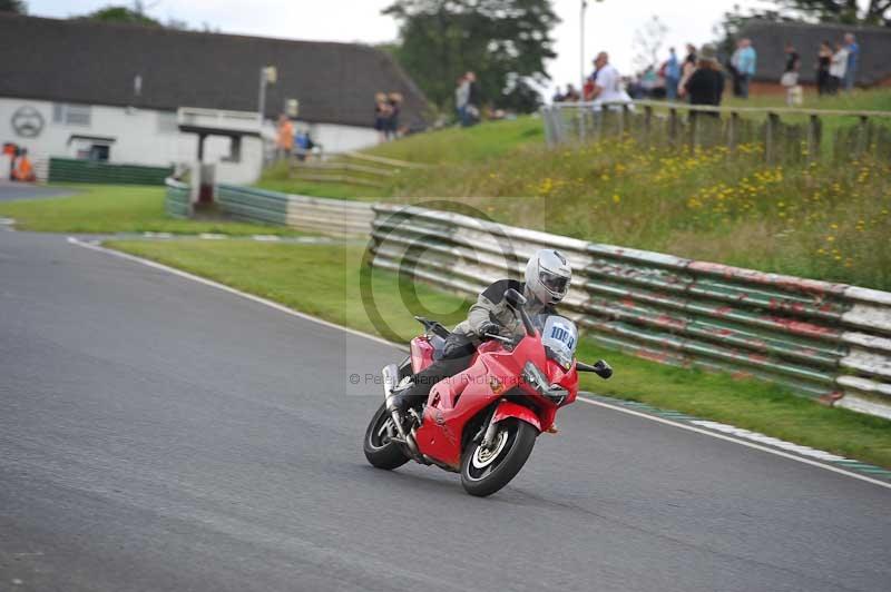 Mallory park Leicestershire;Mallory park photographs;Motorcycle action photographs;classic bikes;event digital images;eventdigitalimages;mallory park;no limits trackday;peter wileman photography;vintage bikes;vintage motorcycles;vmcc festival 1000 bikes