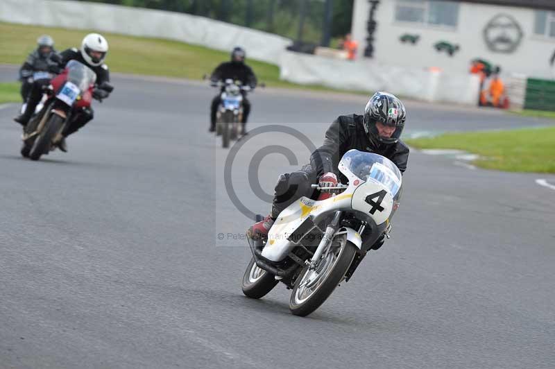 Mallory park Leicestershire;Mallory park photographs;Motorcycle action photographs;classic bikes;event digital images;eventdigitalimages;mallory park;no limits trackday;peter wileman photography;vintage bikes;vintage motorcycles;vmcc festival 1000 bikes