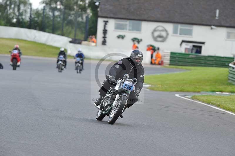 Mallory park Leicestershire;Mallory park photographs;Motorcycle action photographs;classic bikes;event digital images;eventdigitalimages;mallory park;no limits trackday;peter wileman photography;vintage bikes;vintage motorcycles;vmcc festival 1000 bikes