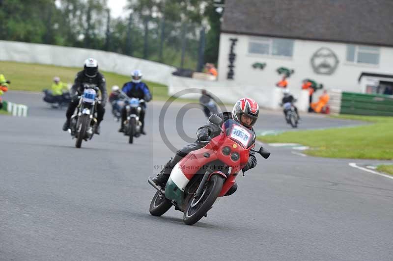 Mallory park Leicestershire;Mallory park photographs;Motorcycle action photographs;classic bikes;event digital images;eventdigitalimages;mallory park;no limits trackday;peter wileman photography;vintage bikes;vintage motorcycles;vmcc festival 1000 bikes