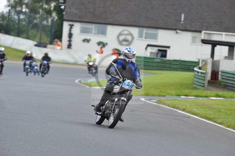 Mallory park Leicestershire;Mallory park photographs;Motorcycle action photographs;classic bikes;event digital images;eventdigitalimages;mallory park;no limits trackday;peter wileman photography;vintage bikes;vintage motorcycles;vmcc festival 1000 bikes